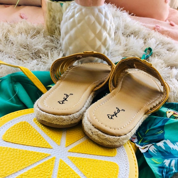 NEW ‘Lizzy’ Yellow Slides - Picture 6 of 7